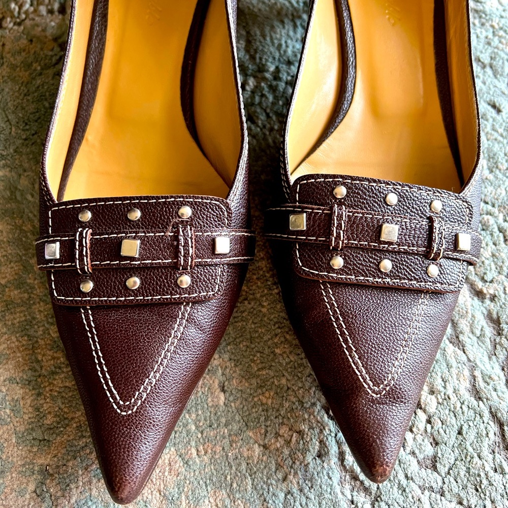 Faconnable all leather pumps w/ silver hardware.